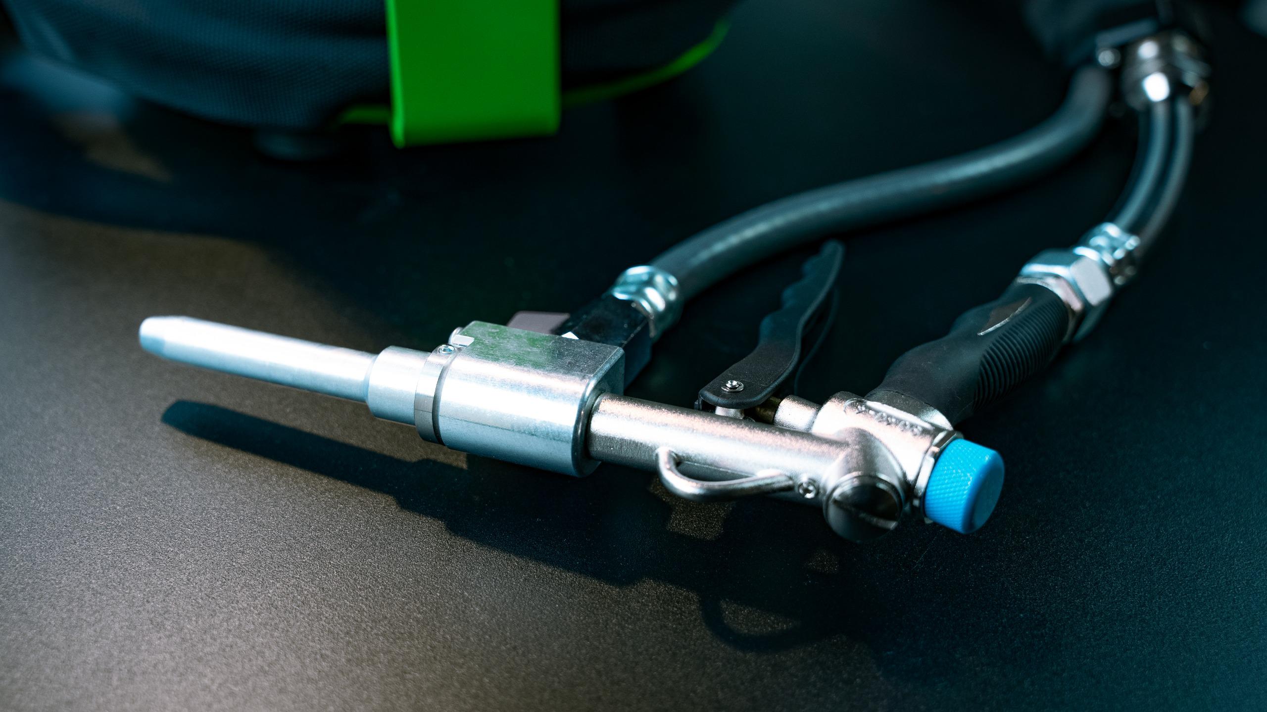 Professional dry ice blasting gun with precision nozzle
