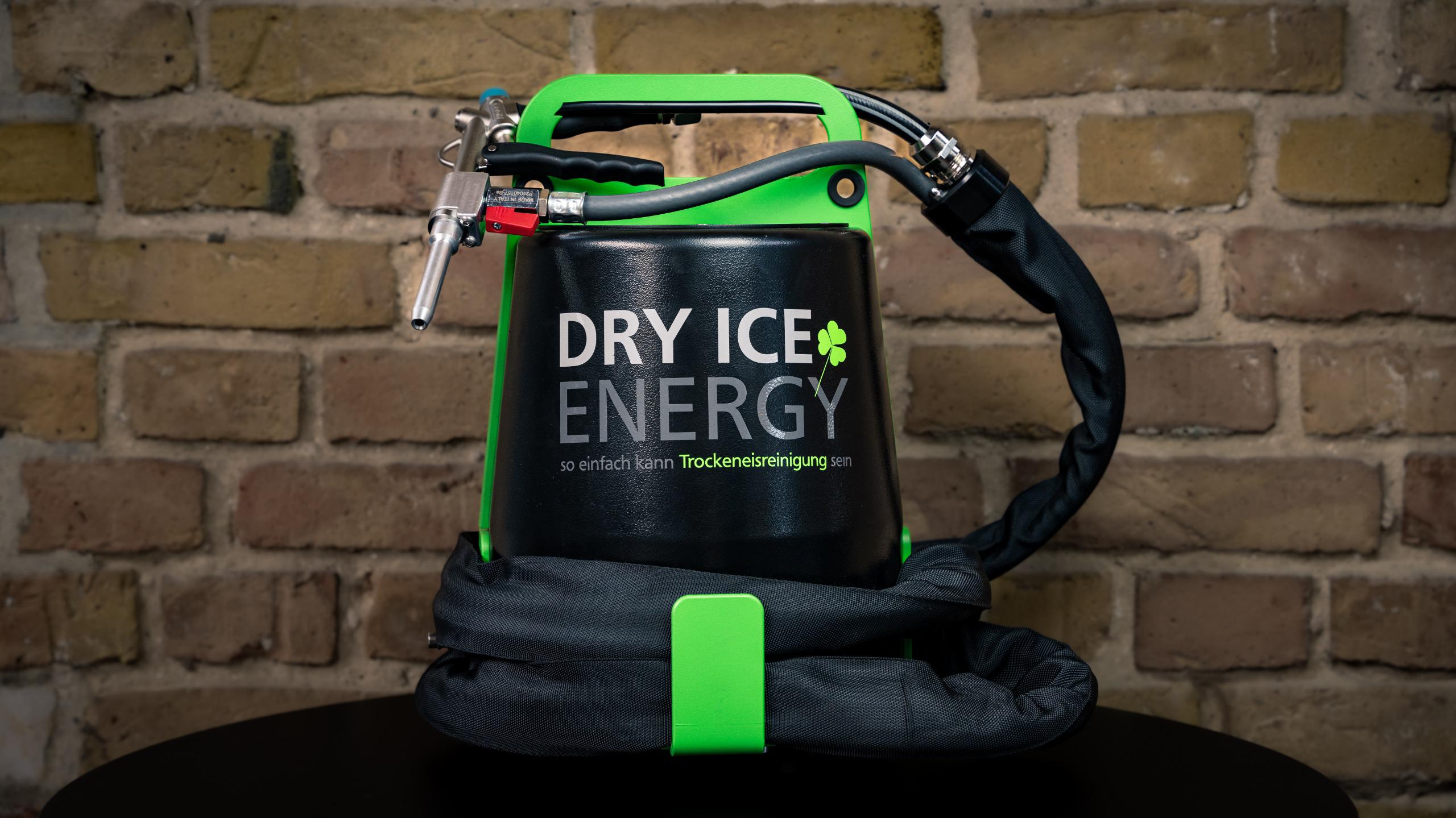 Champ NEO Dry Ice Blaster with blasting gun - complete setup