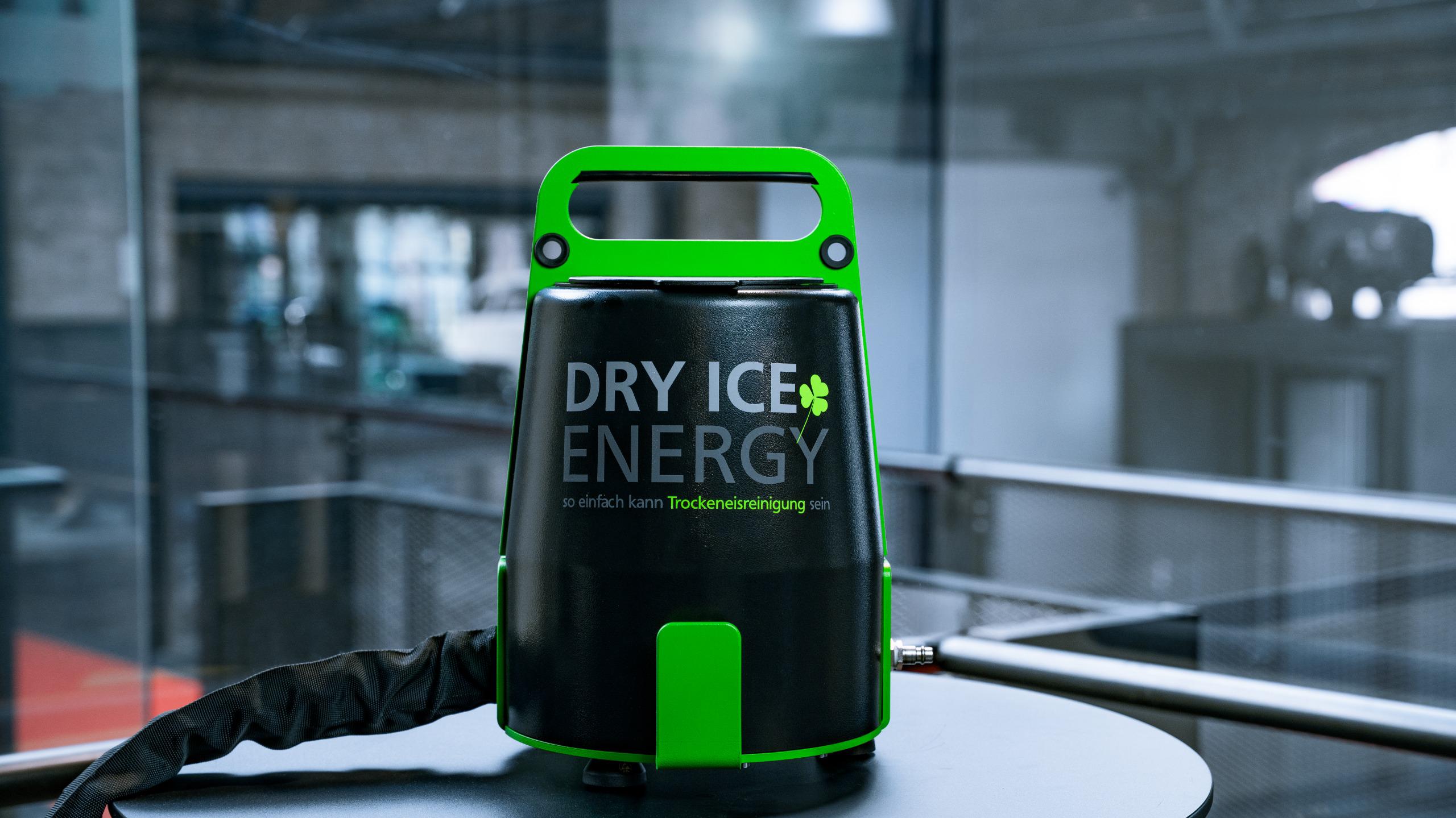 Champ NEO Portable Dry Ice Blaster - Front View